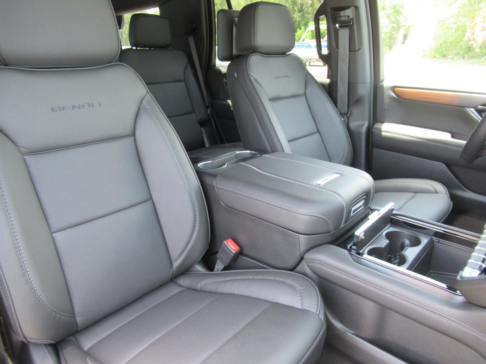 New 2026 GMC Yukon Denali w/ Denali Reserve Package AWD/4WD image 9