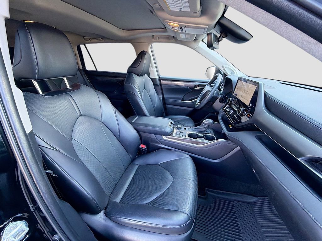 Used 2023 Toyota Highlander Limited image 17