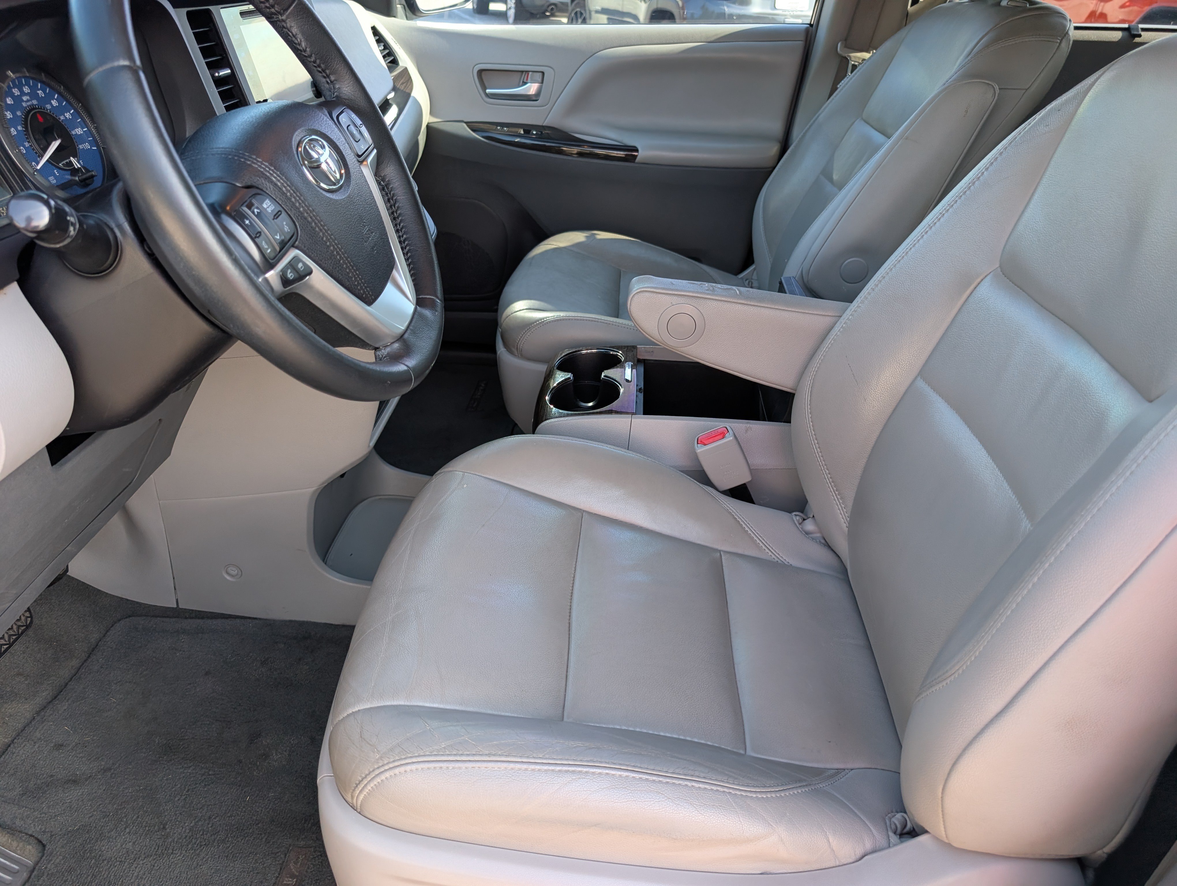 Used 2015 Toyota Sienna XLE FWD image 13