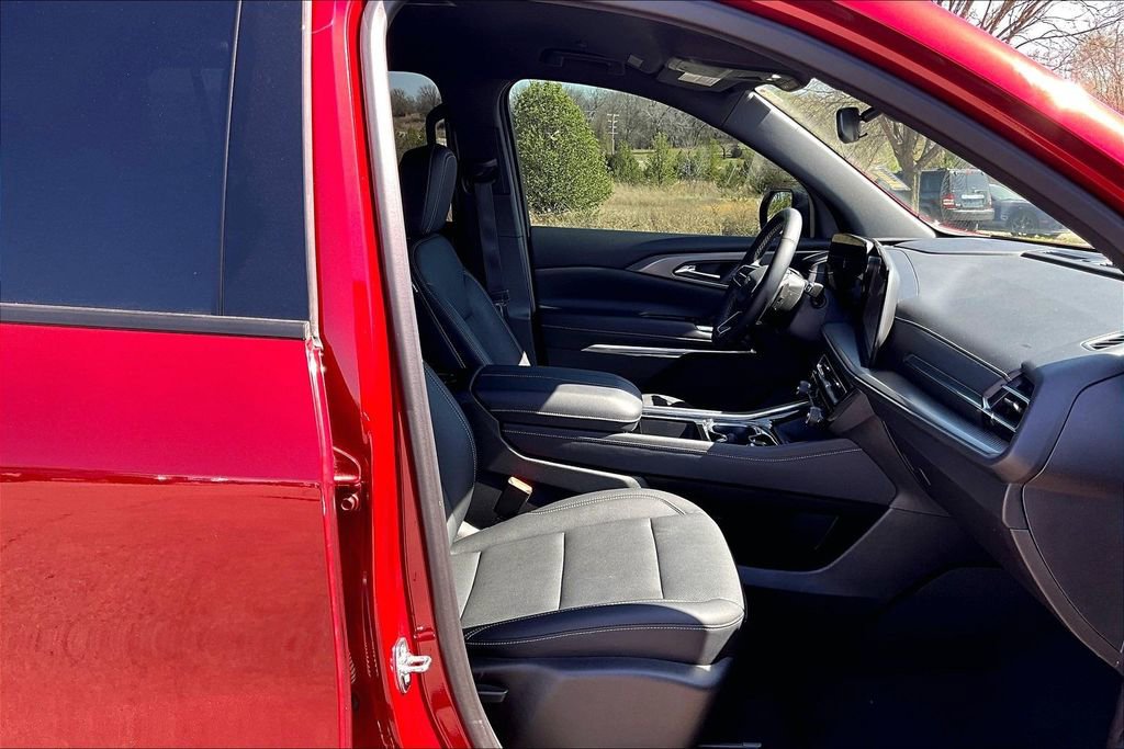 Used 2025 Chevrolet Traverse LT image 7