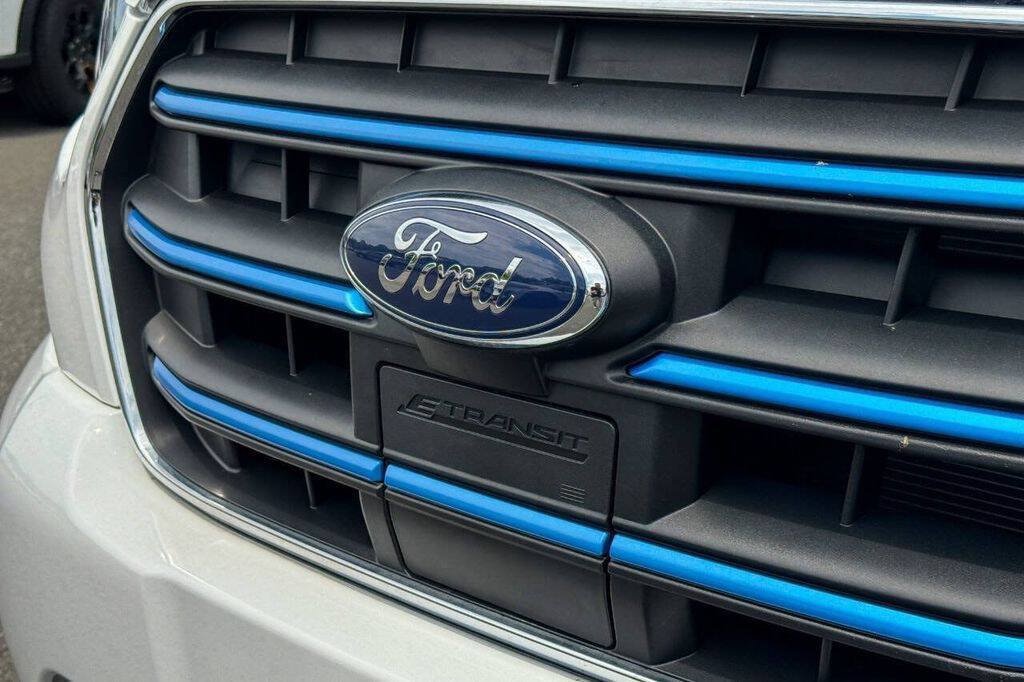 Used 2023 Ford E-Transit RWD image 9