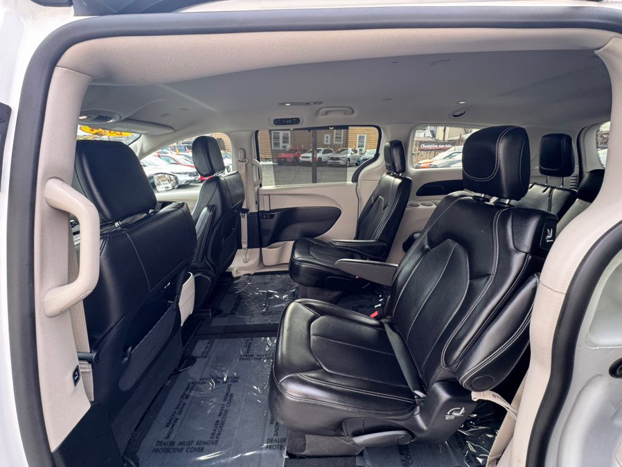 Used 2024 Chrysler Pacifica Touring-L image 11