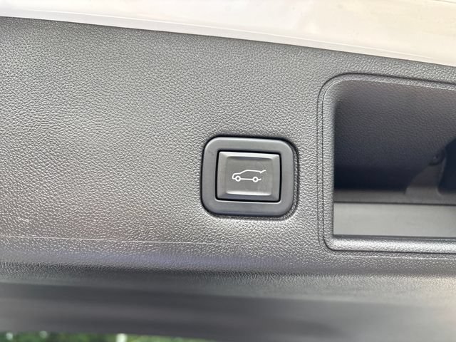 Used 2022 GMC Terrain SLT w/ LPO, Floor Liner Package AWD/4WD image 23