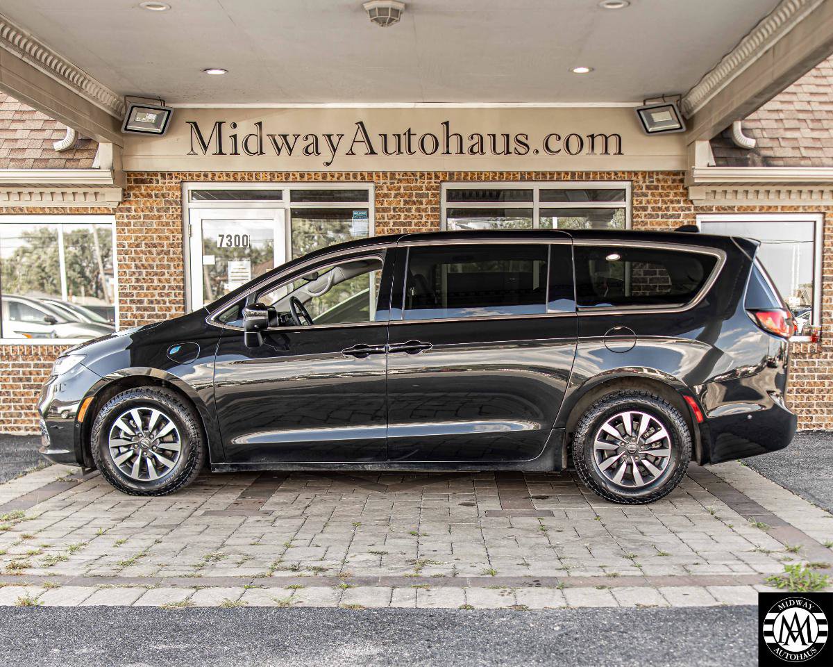 Used 2023 Chrysler Pacifica Touring-L FWD image 4