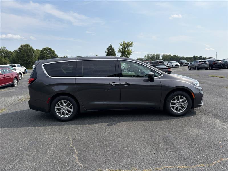 Used 2023 Chrysler Pacifica Touring-L FWD image 4
