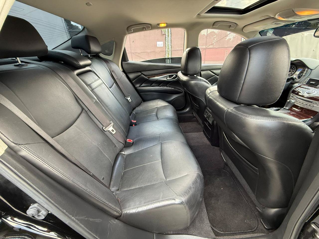 Used 2018 INFINITI Q70 Luxe RWD image 22