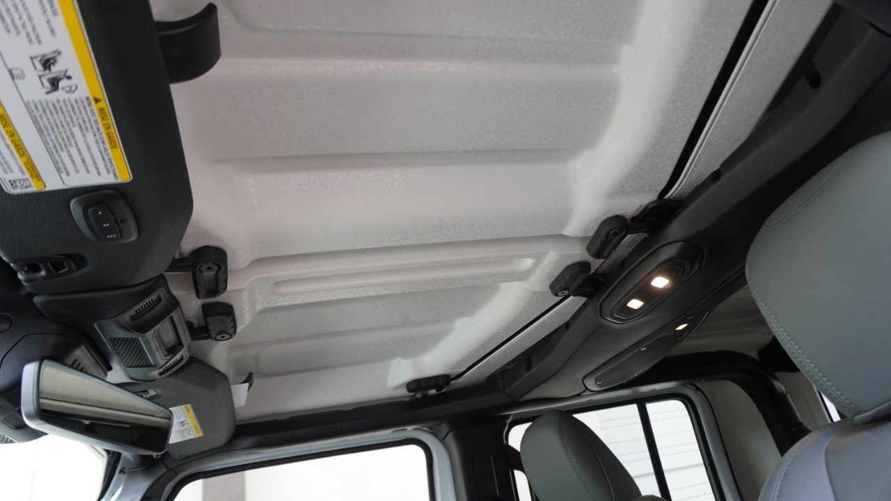 Used 2025 Jeep Gladiator Mojave w/ Convenience Group image 16