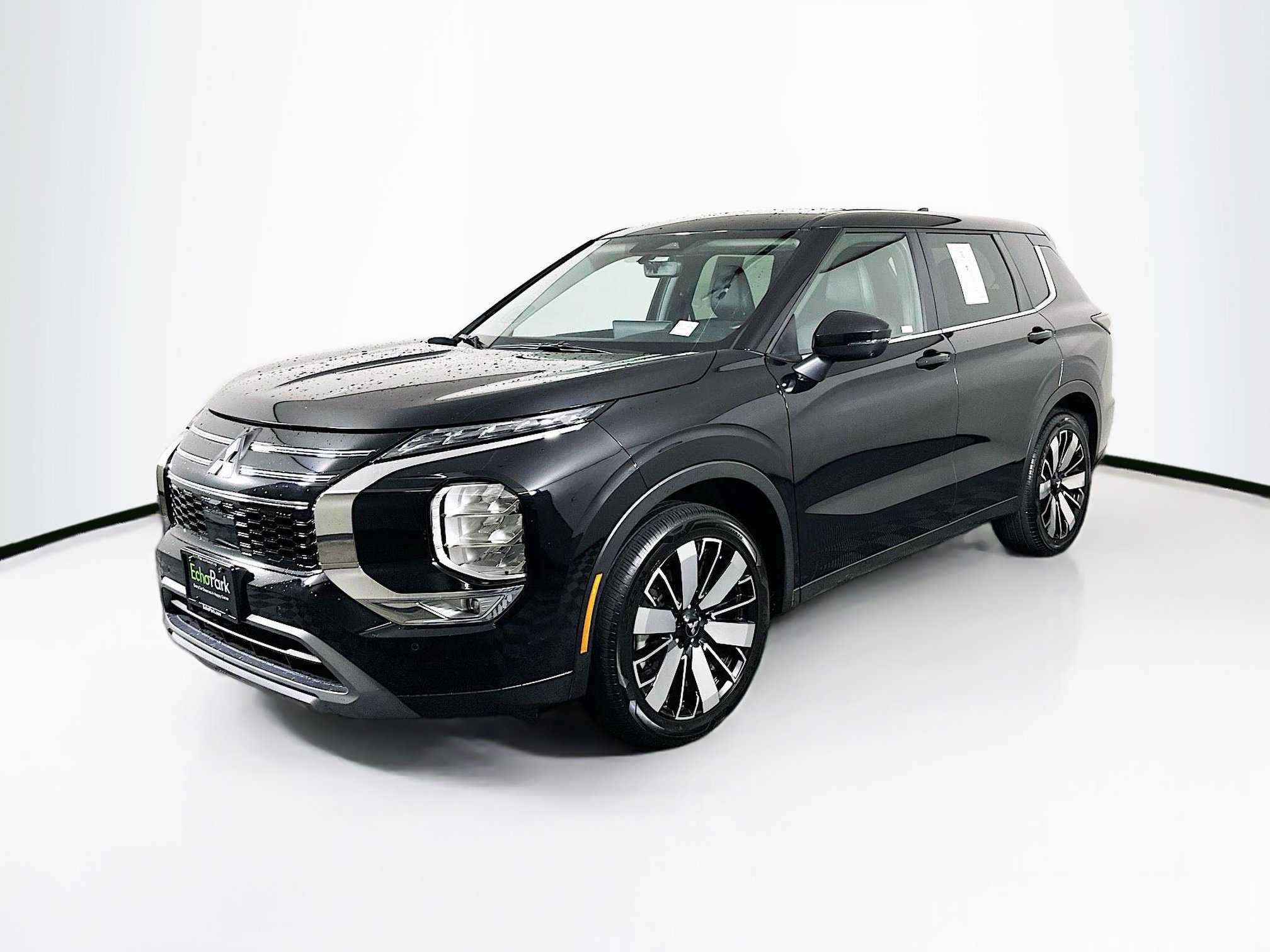 Used 2025 Mitsubishi Outlander SE image 3
