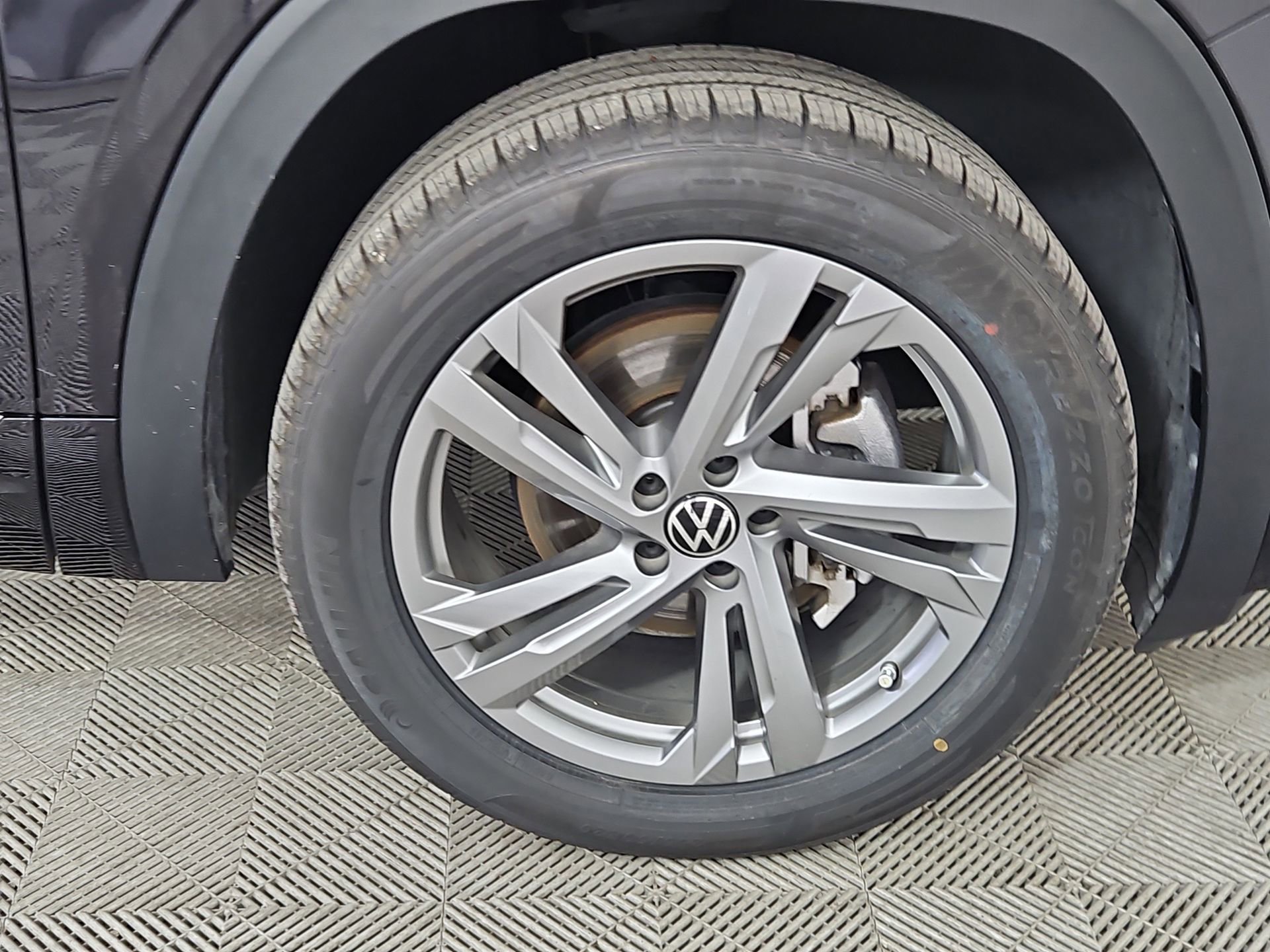 Used 2024 Volkswagen Atlas Cross Sport SEL R-Line AWD/4WD image 10