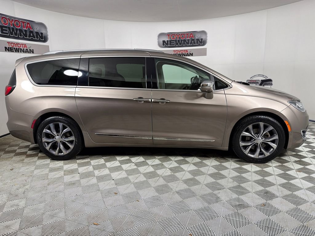 Used 2018 Chrysler Pacifica Limited w/ Tire & Wheel Group FWD image 4