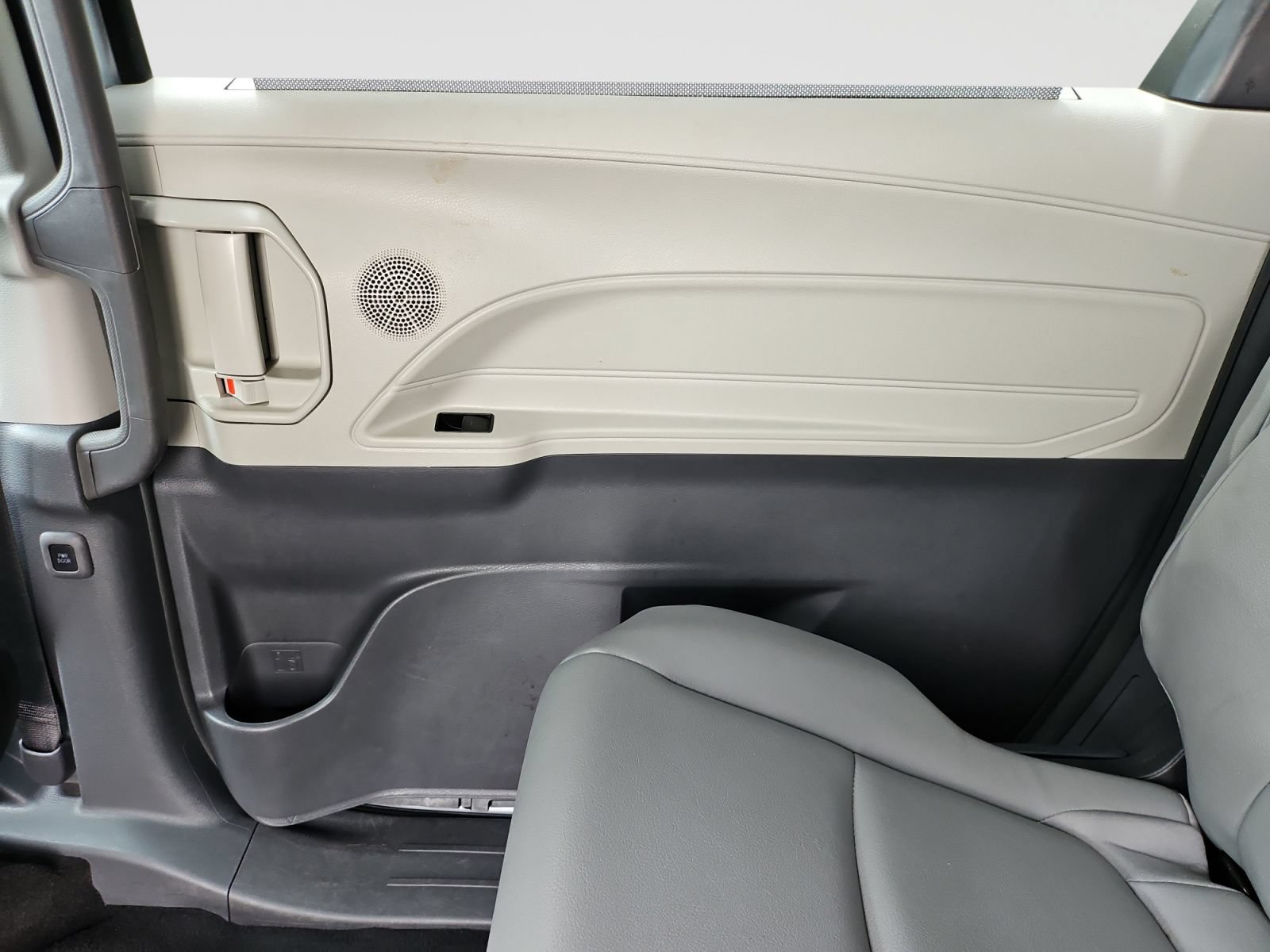 Used 2024 Toyota Sienna XLE FWD image 36