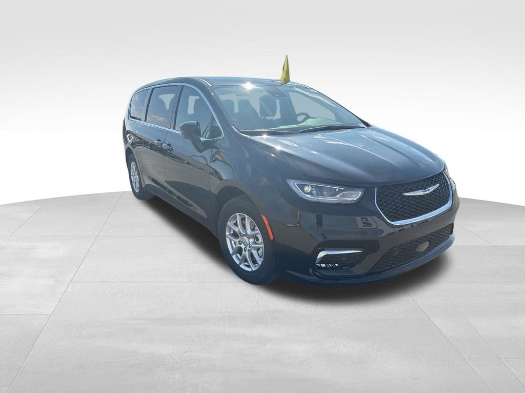 New 2026 Chrysler Pacifica Select image 3