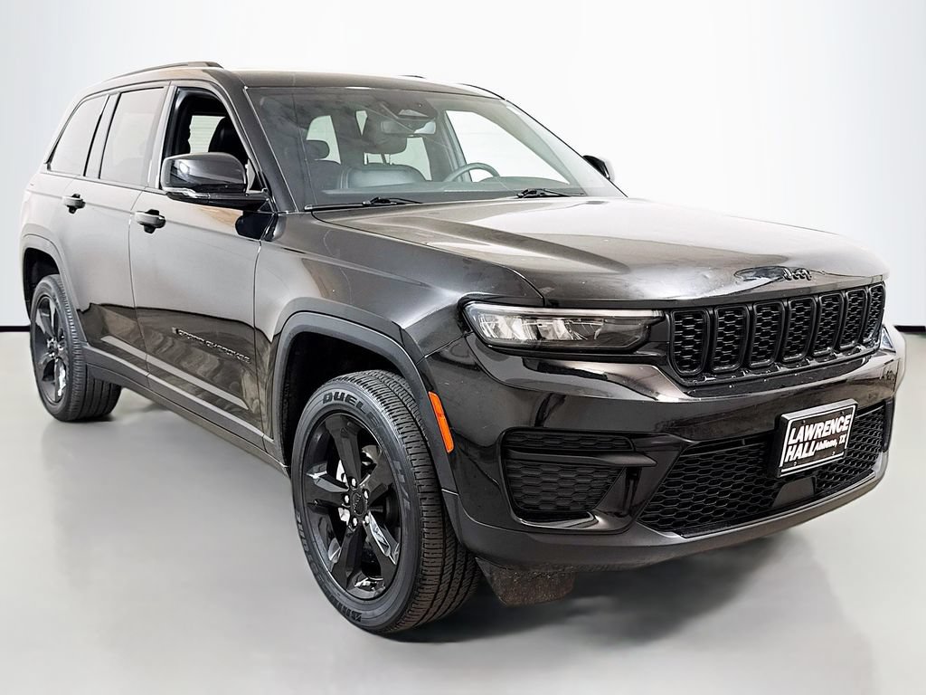 Used 2023 Jeep Grand Cherokee Altitude AWD/4WD image 3