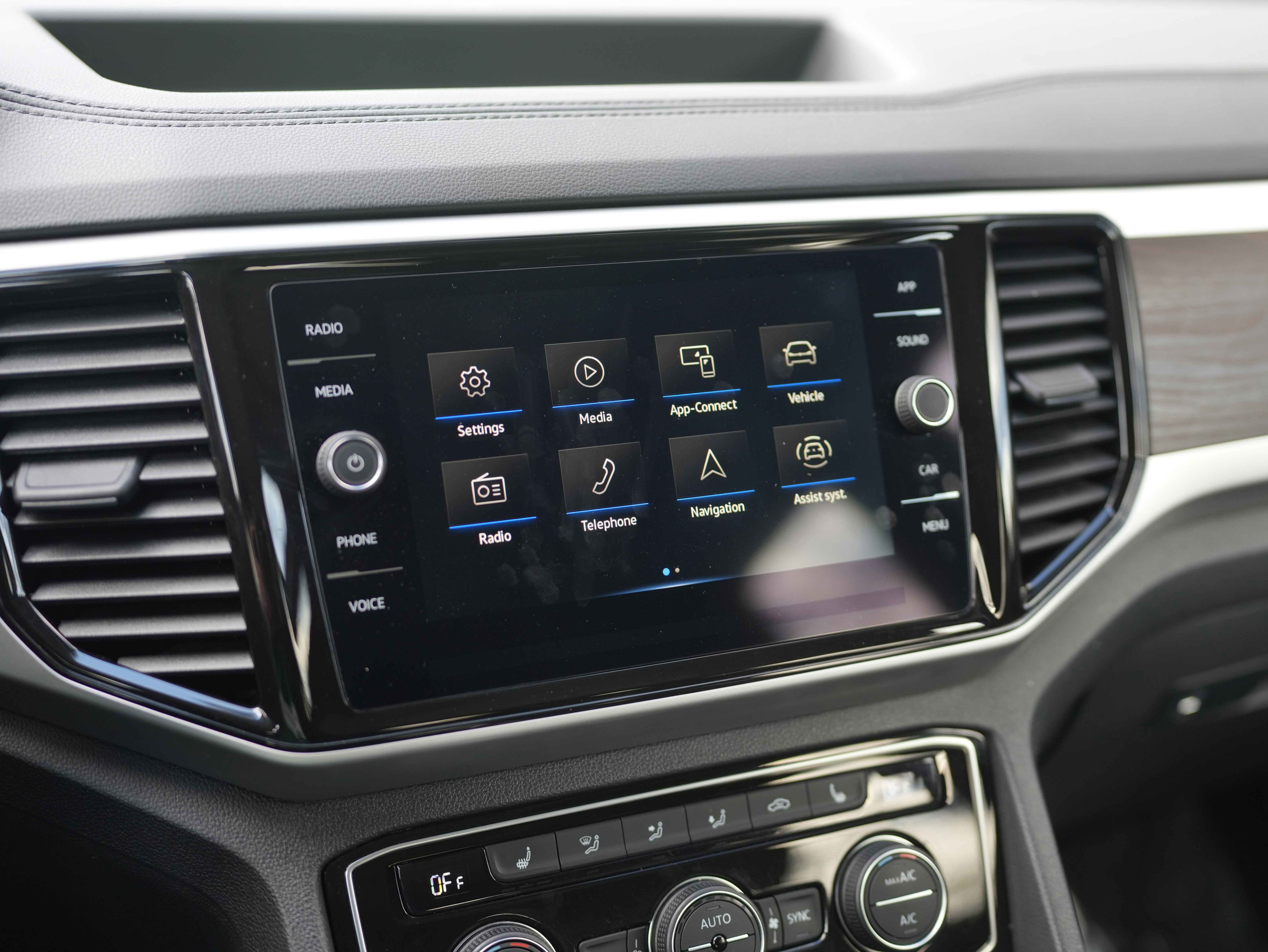 Certified 2023 Volkswagen Atlas SE w/ Panoramic Sunroof Package image 14