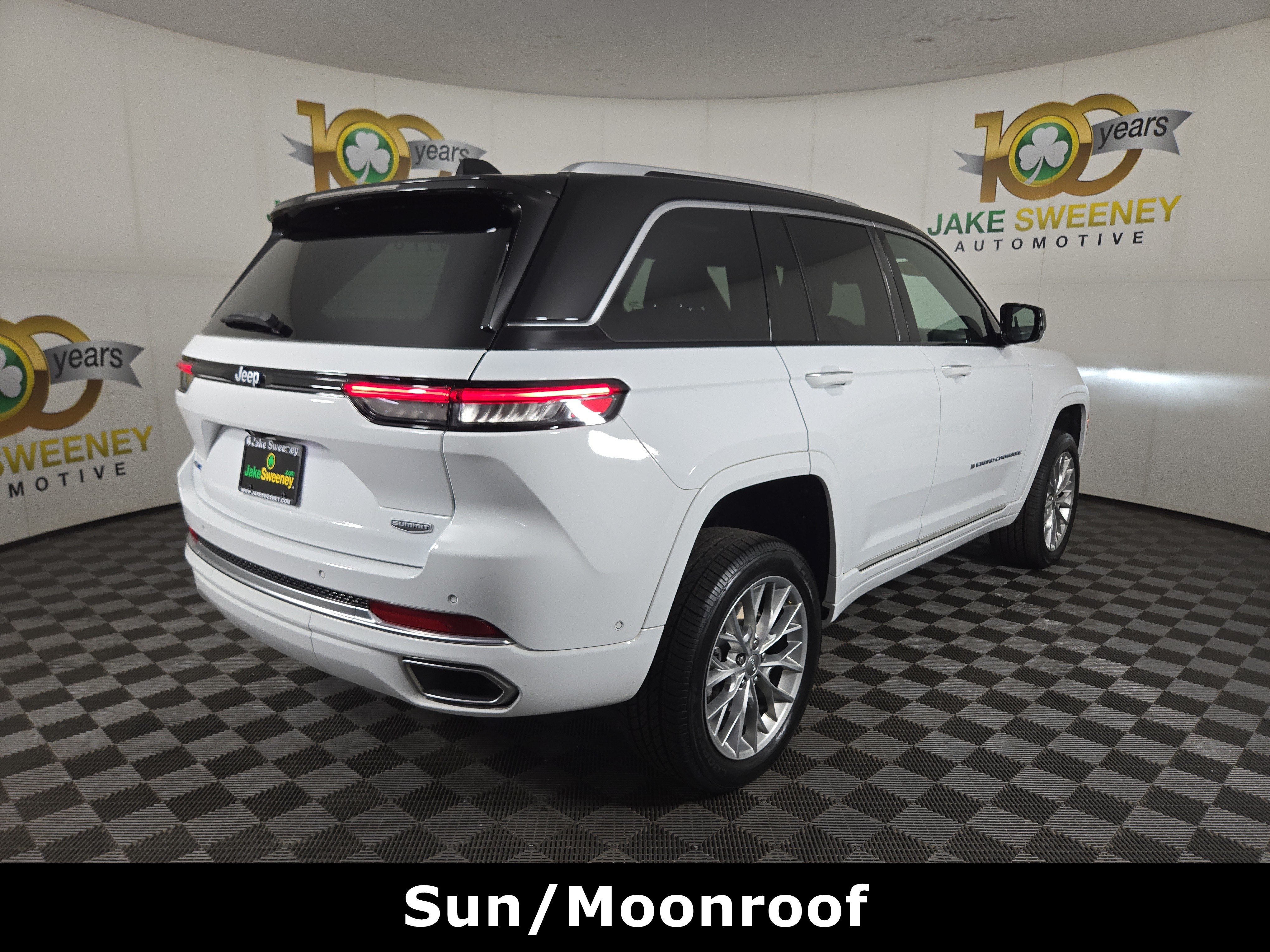 Used 2023 Jeep Grand Cherokee Summit w/ Luxury Tech Group V AWD/4WD image 9