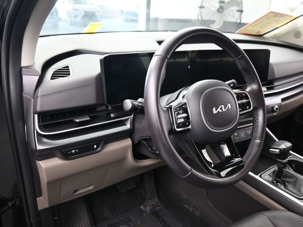 Used 2025 Kia Carnival image 16