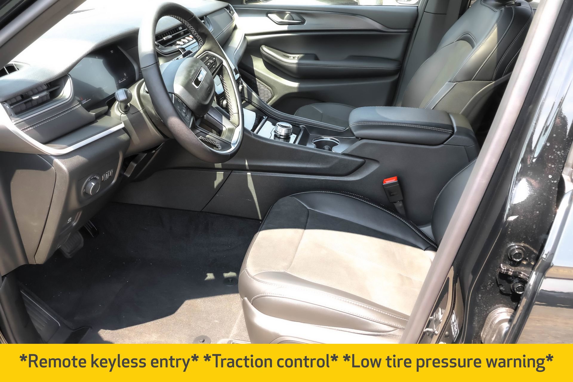 New 2025 Jeep Grand Cherokee Altitude image 5