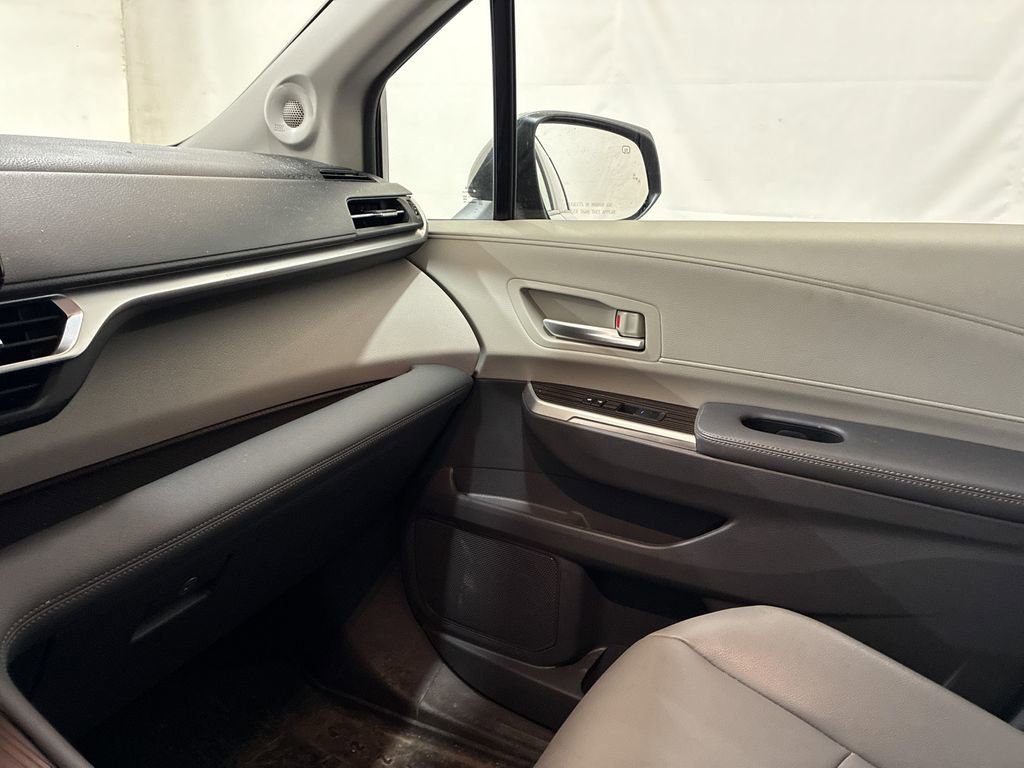 Used 2022 Toyota Sienna XLE w/ XLE Plus Package FWD image 32