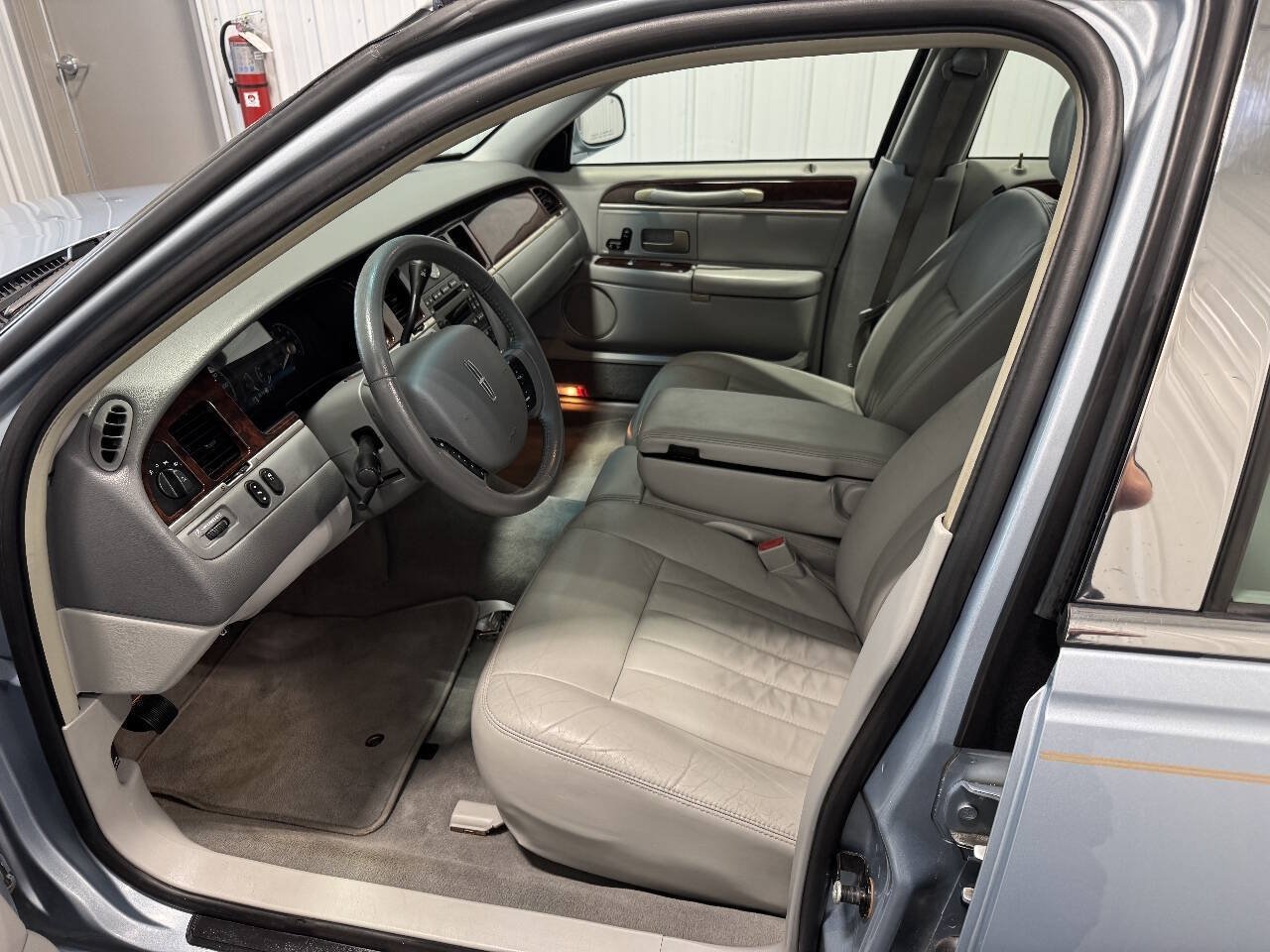 Used 2006 Lincoln Town Car Signature RWD image 12