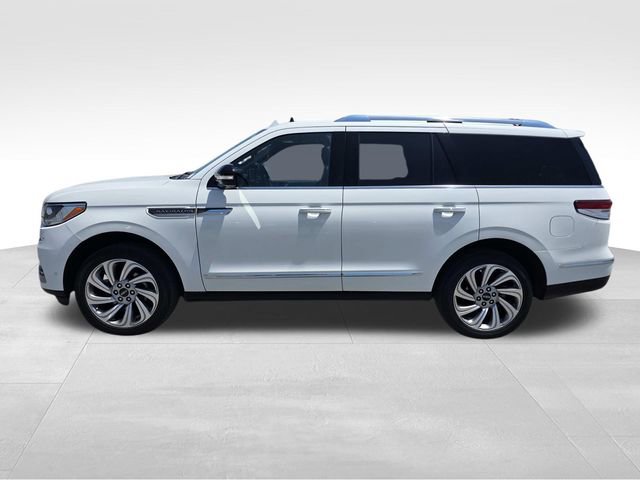 Used 2022 Lincoln Navigator Reserve RWD image 4