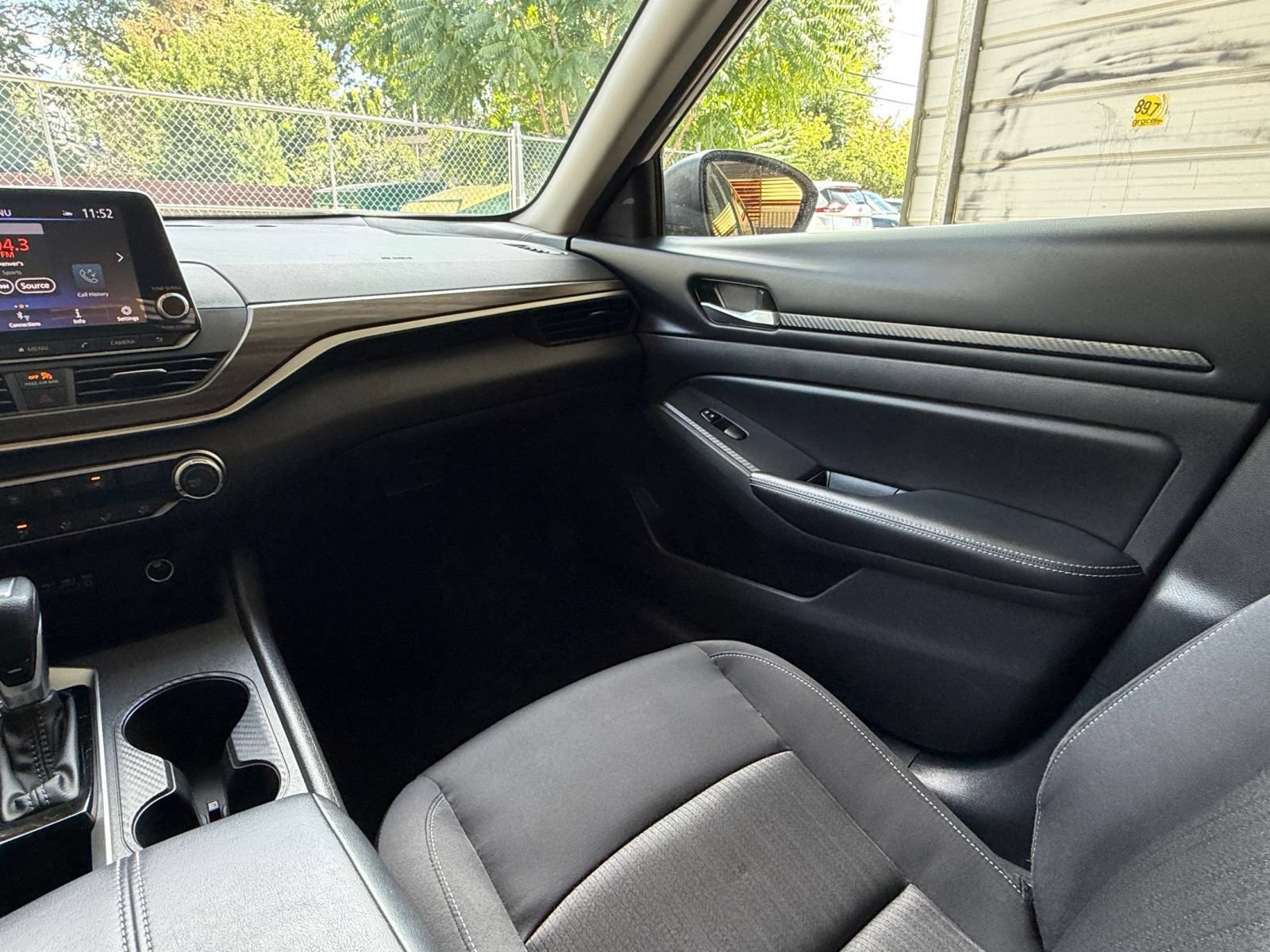 Used 2025 Nissan Altima 2.5 SV FWD image 30