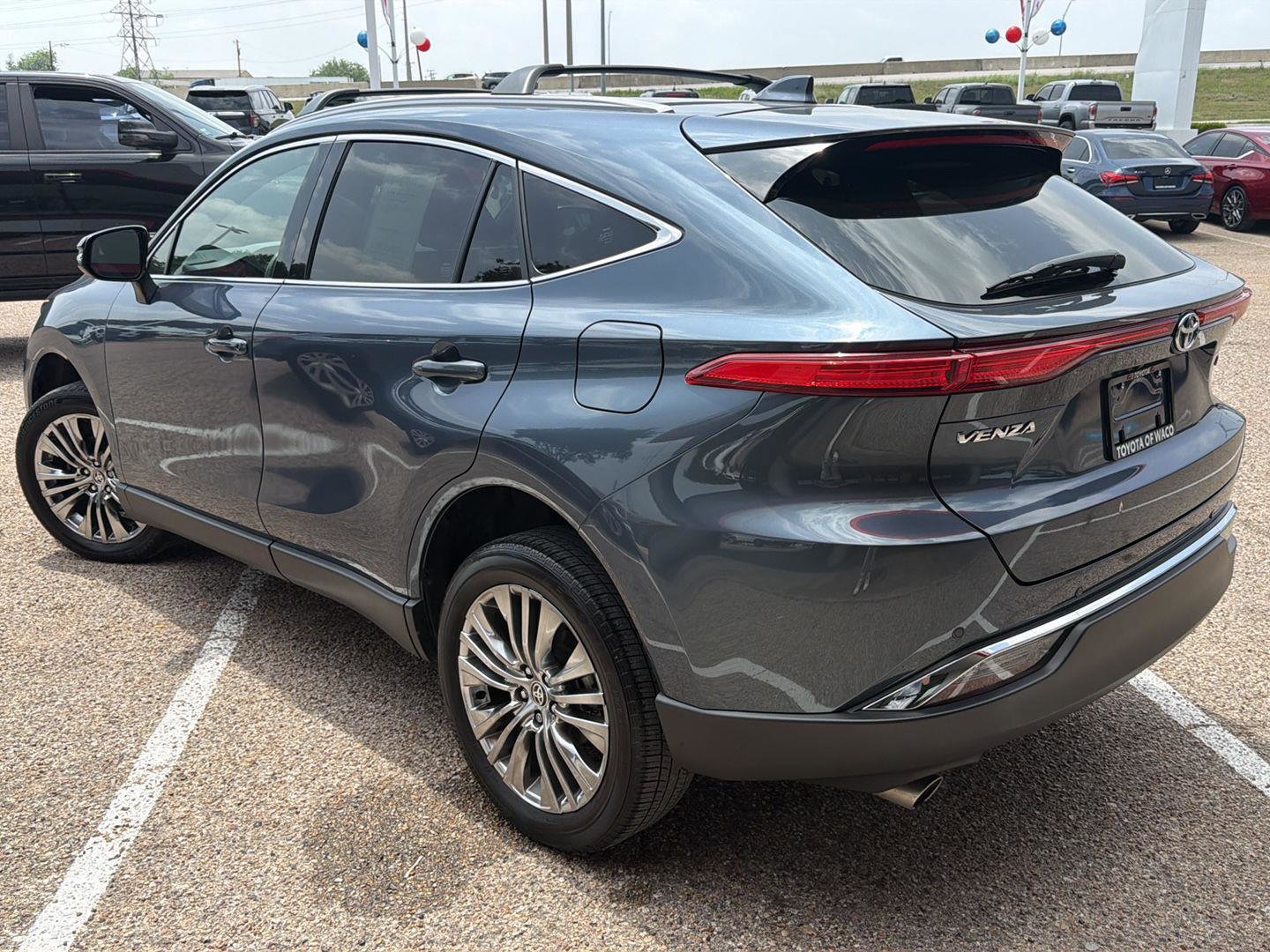 Used 2024 Toyota Venza XLE AWD/4WD image 5