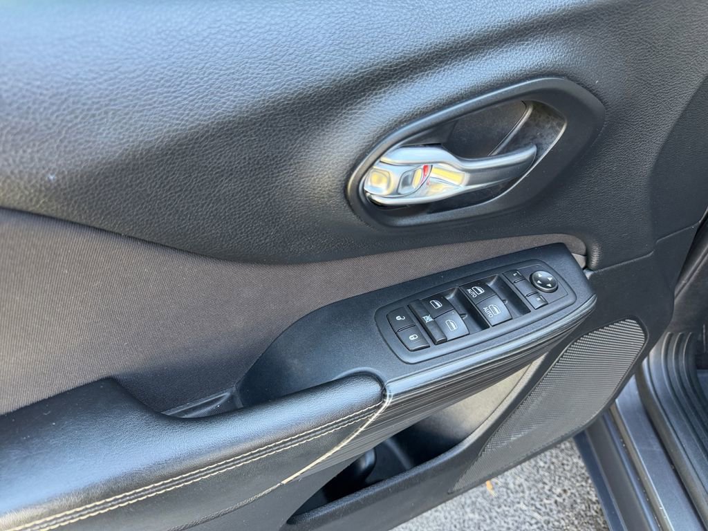 Used 2017 Jeep Cherokee Latitude image 11