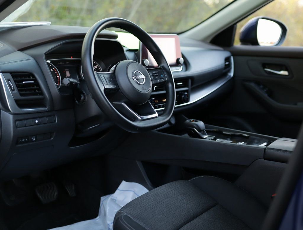Used 2023 Nissan Rogue SV image 9