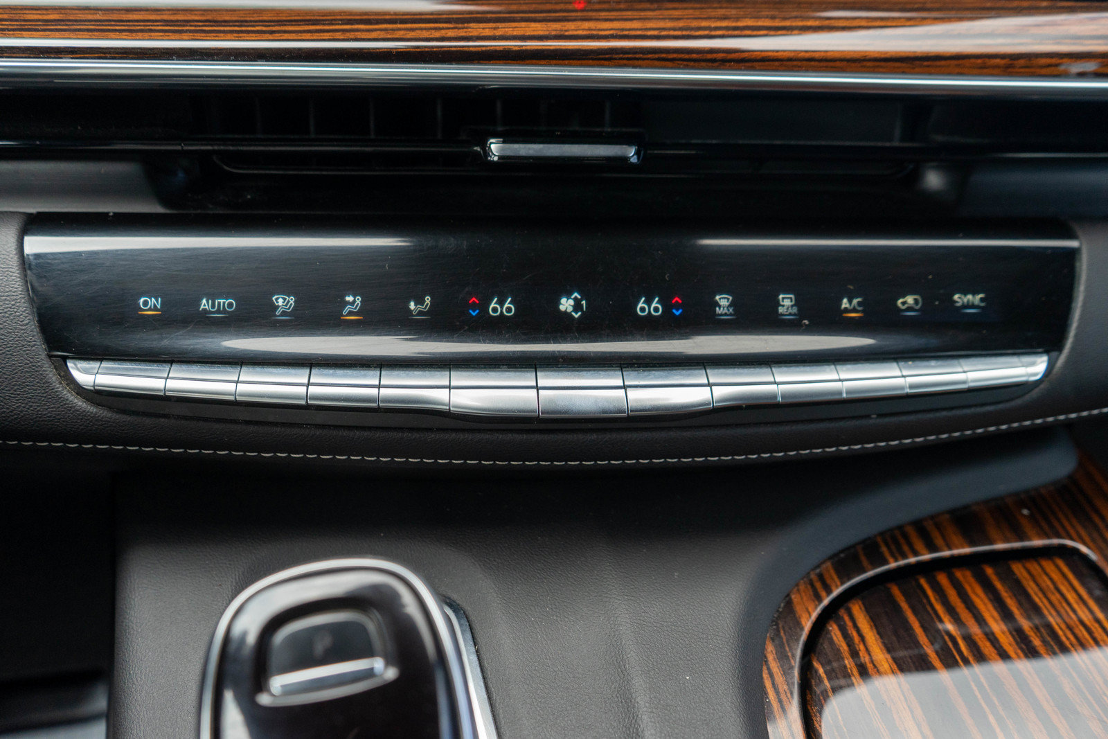 Used 2022 Cadillac Escalade ESV Luxury AWD/4WD image 22