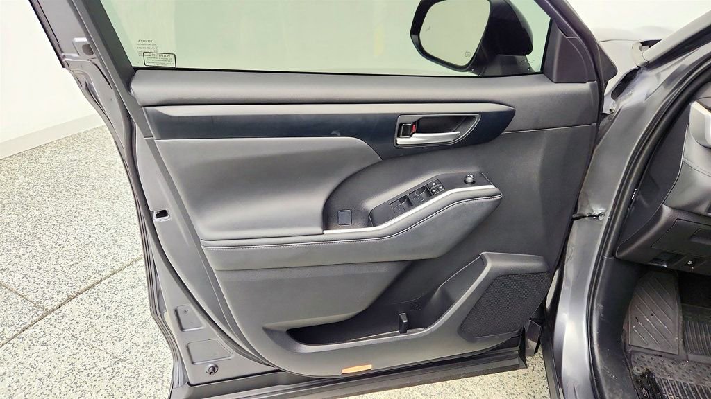 Used 2023 Toyota Highlander XSE image 11