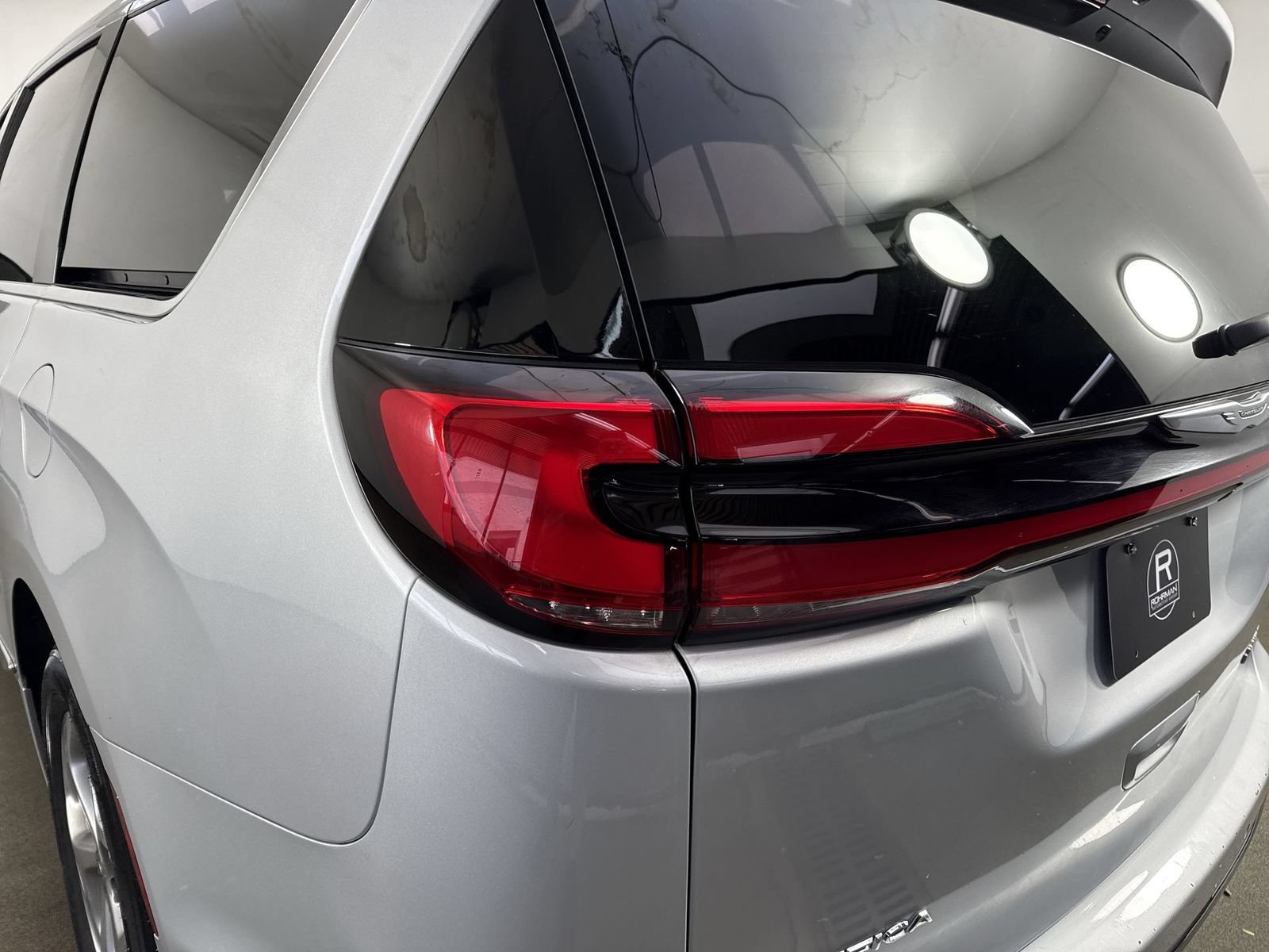 Used 2023 Chrysler Pacifica Limited FWD image 31