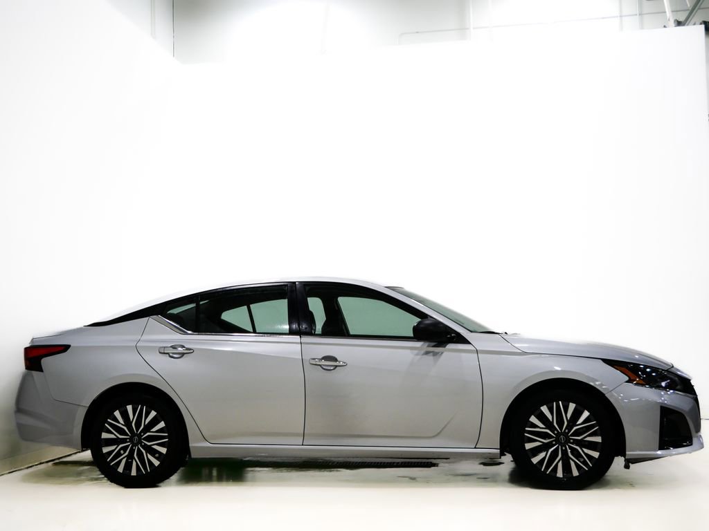 Used 2024 Nissan Altima 2.5 SV image 4