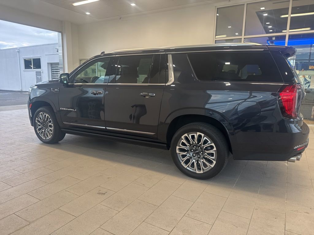 Used 2023 GMC Yukon XL Denali Ultimate AWD/4WD image 2