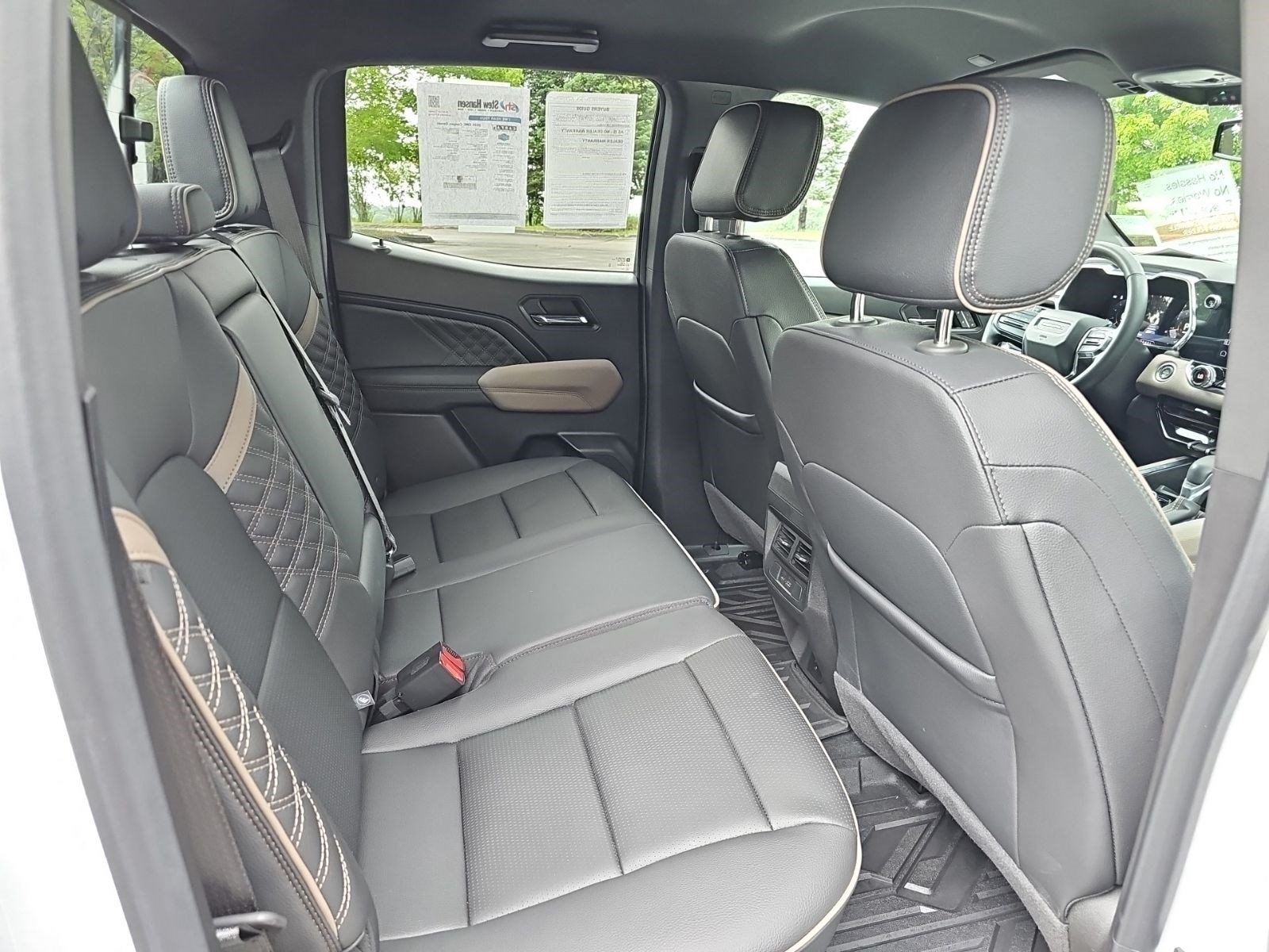 Used 2025 GMC Canyon Denali AWD/4WD image 16