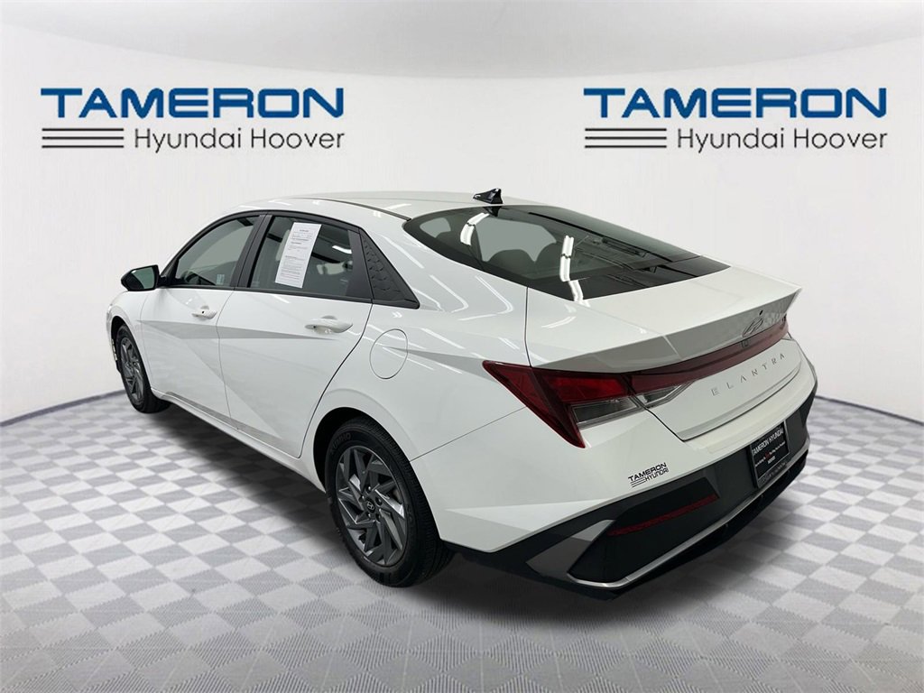 Used 2024 Hyundai Elantra SEL image 3