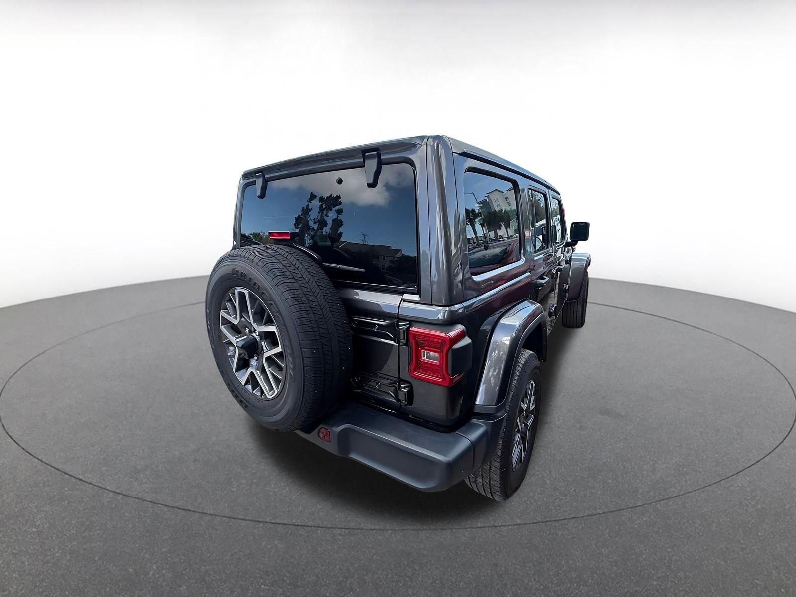 Used 2025 Jeep Wrangler Unlimited Sahara AWD/4WD image 7