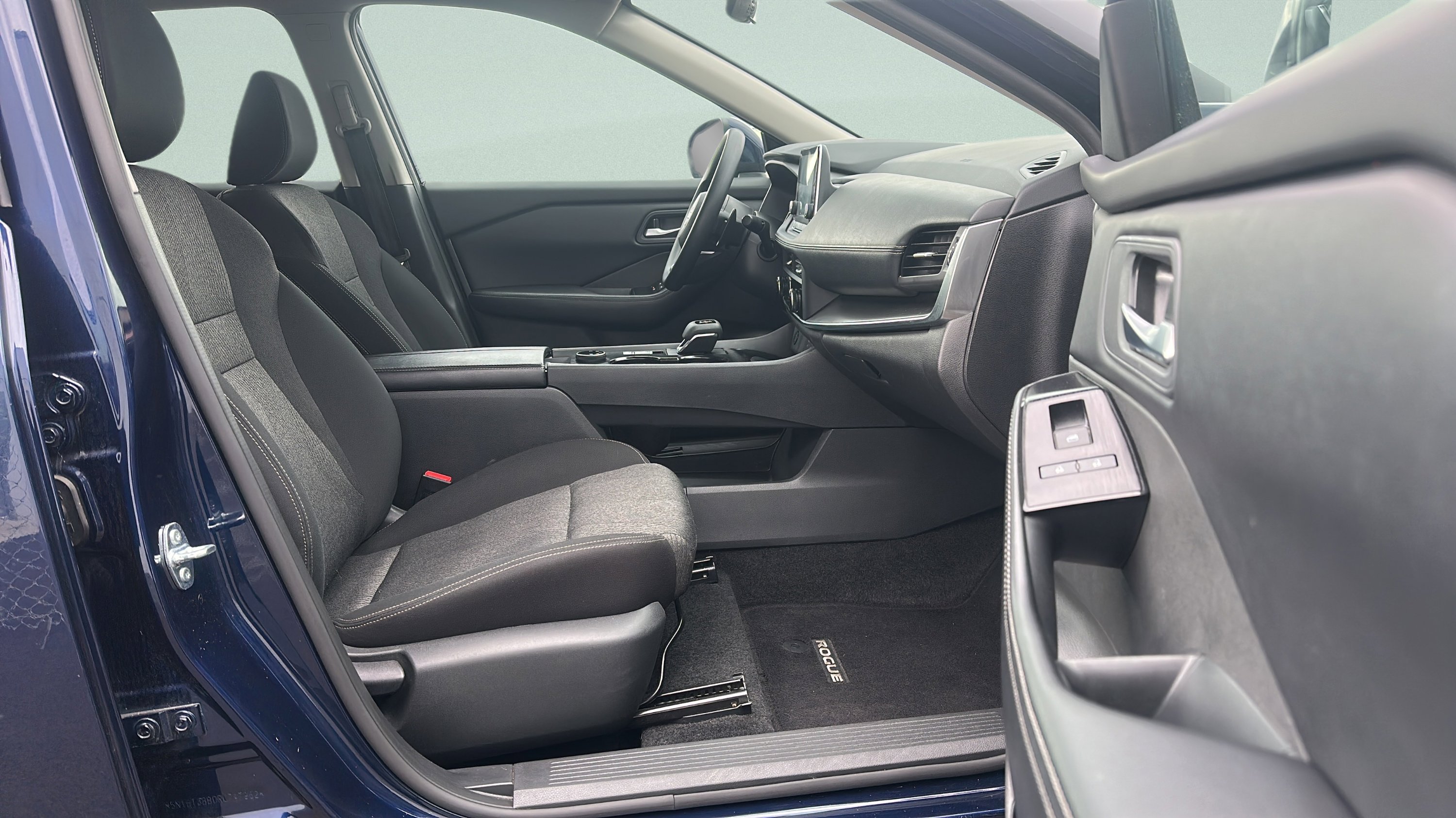 Used 2024 Nissan Rogue SV AWD/4WD image 27