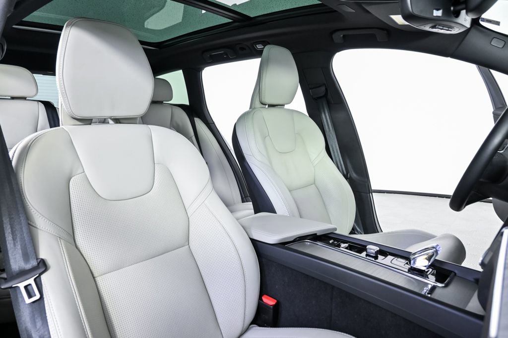 Used 2025 Volvo V60 B5 Cross Country Ultra image 24