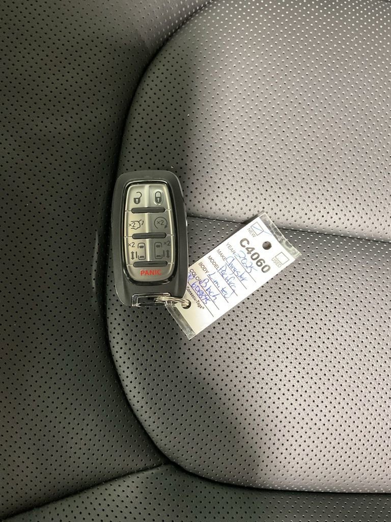 New 2025 Chrysler Pacifica Limited image 27