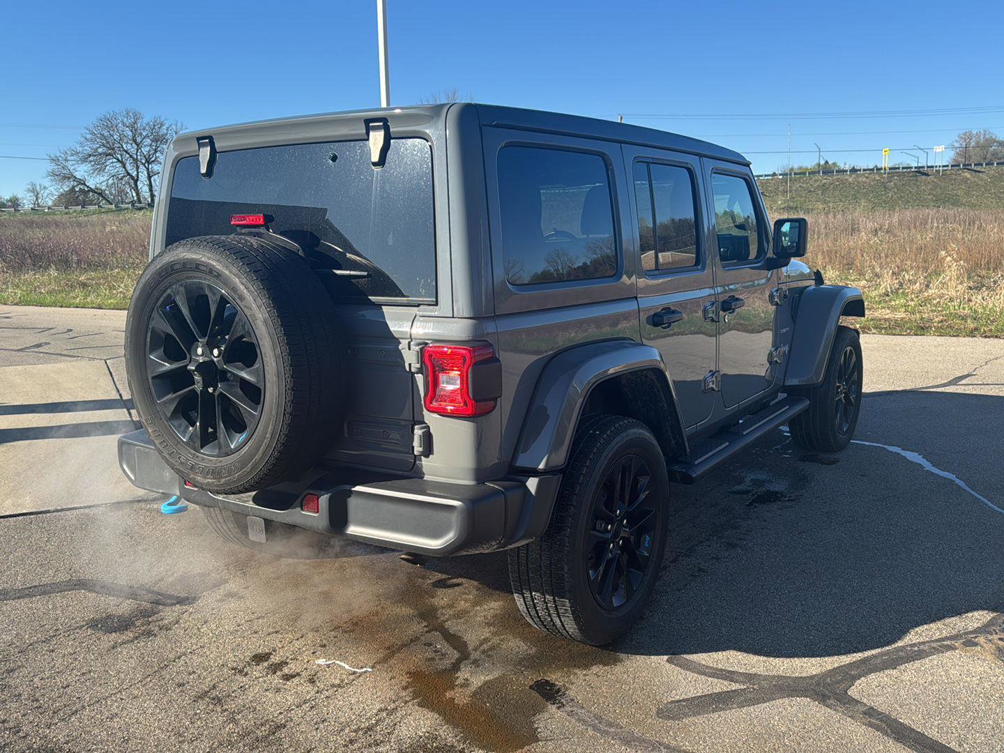 Used 2023 Jeep Wrangler Unlimited Sahara w/ Cold Weather Group AWD/4WD image 5