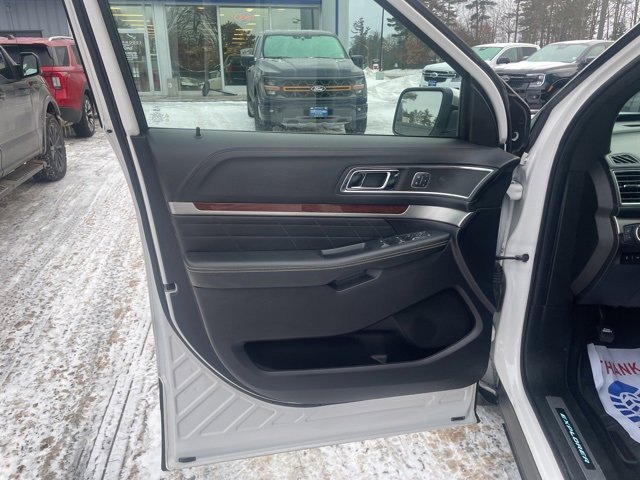 Used 2018 Ford Explorer Platinum image 18