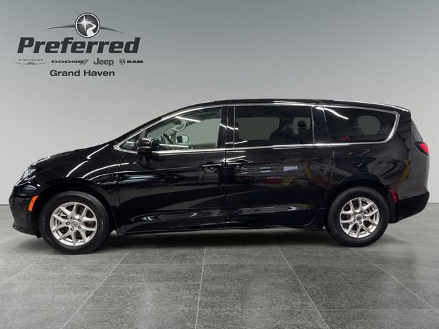 Used 2024 Chrysler Pacifica Touring-L image 9