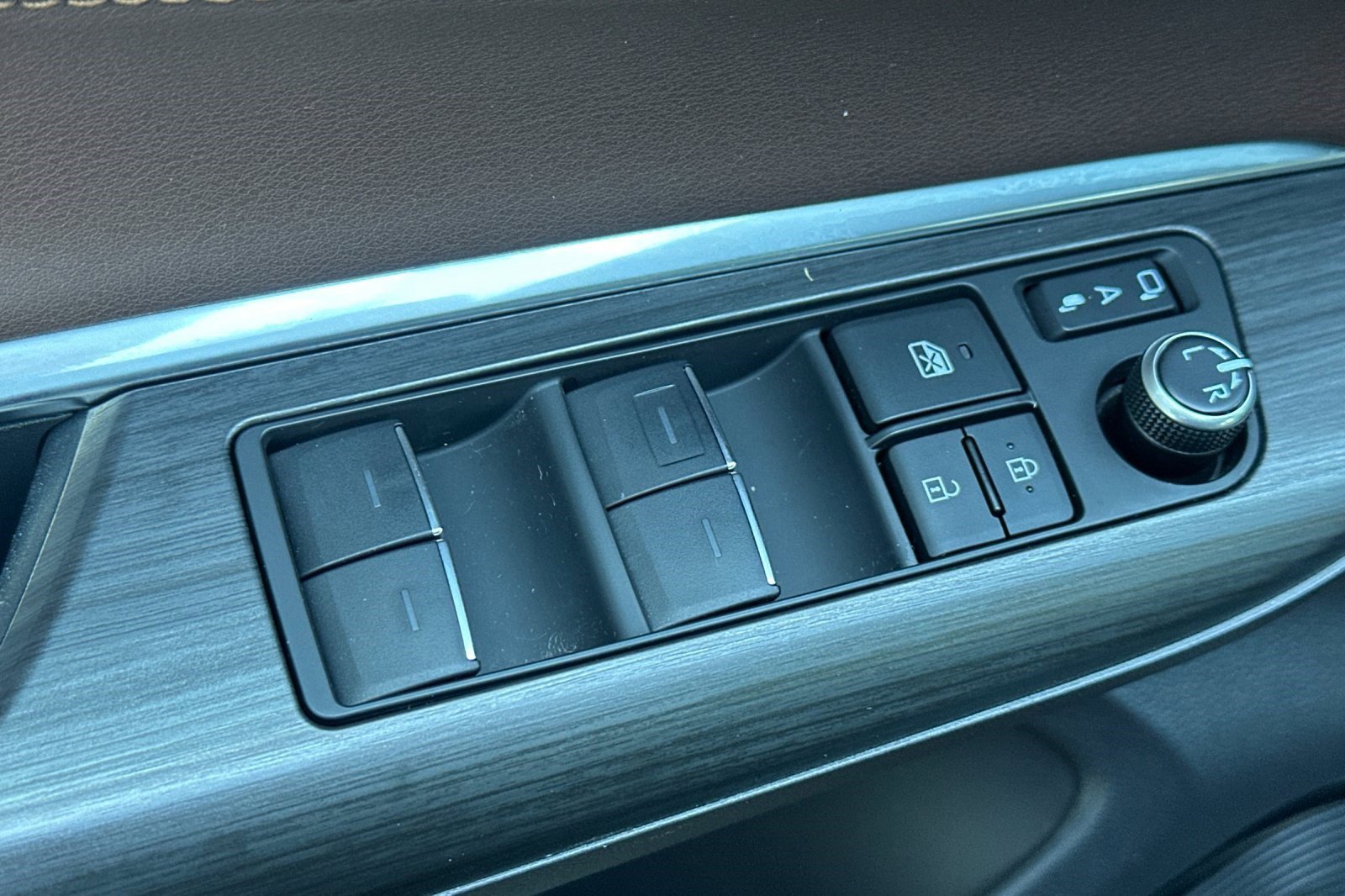 Used 2023 Toyota Venza Limited image 13