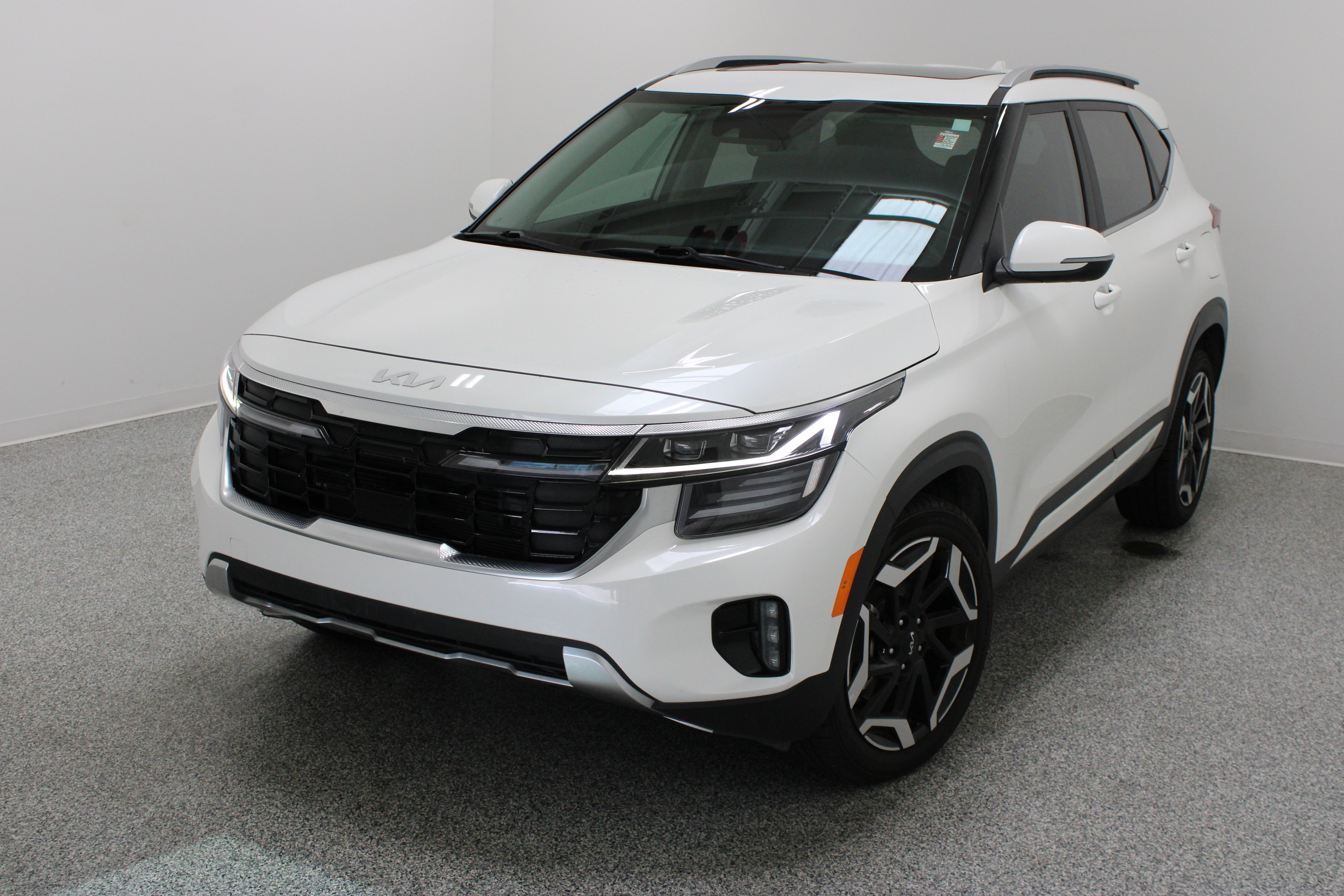 Used 2024 Kia Seltos SX w/ SX Sunroof Package AWD/4WD image 2