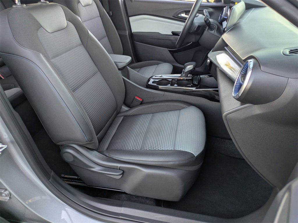 Used 2025 Chevrolet Trax LT w/ LT Convenience Package image 28