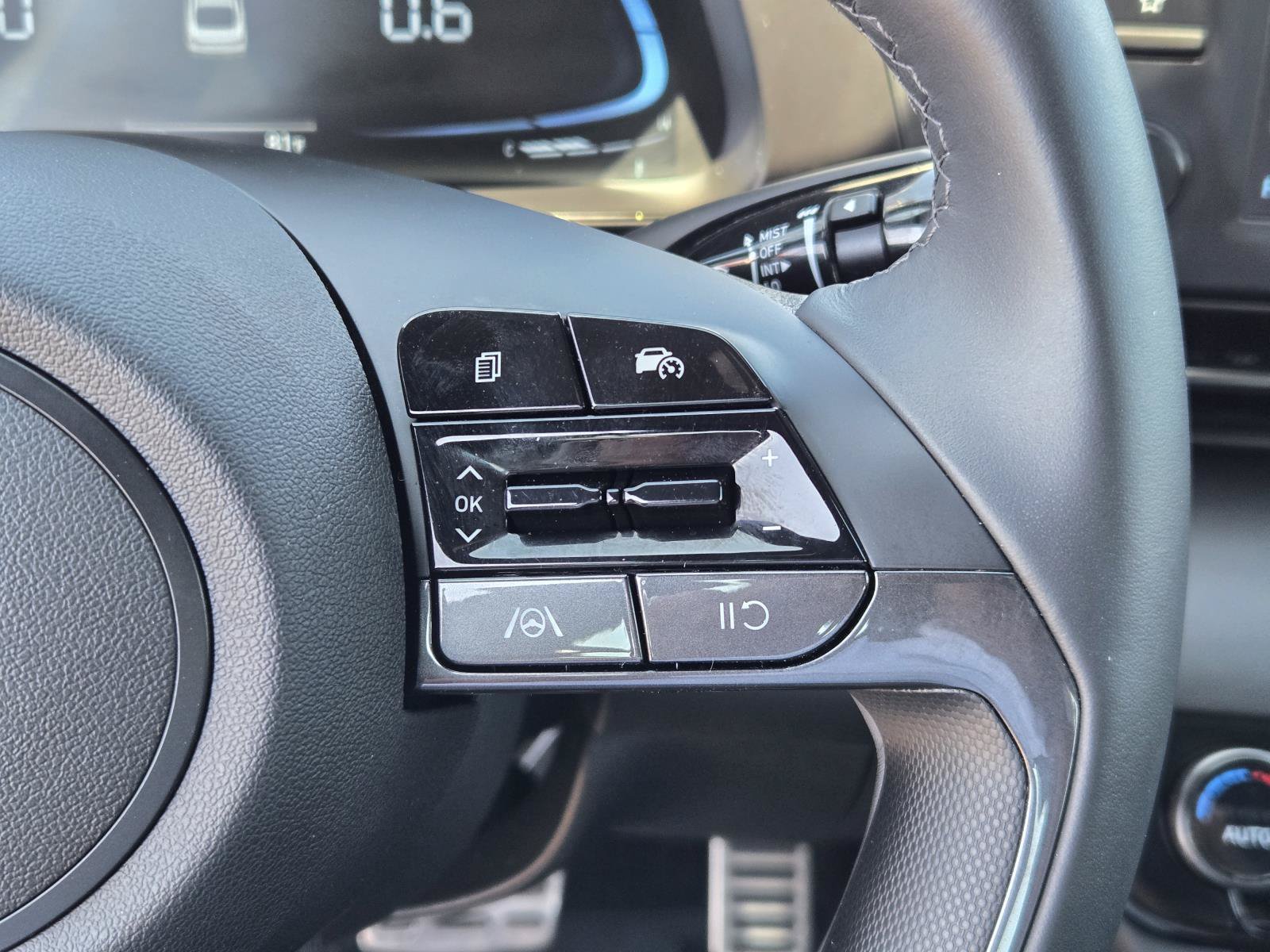 Used 2025 Hyundai Elantra Sport FWD image 17
