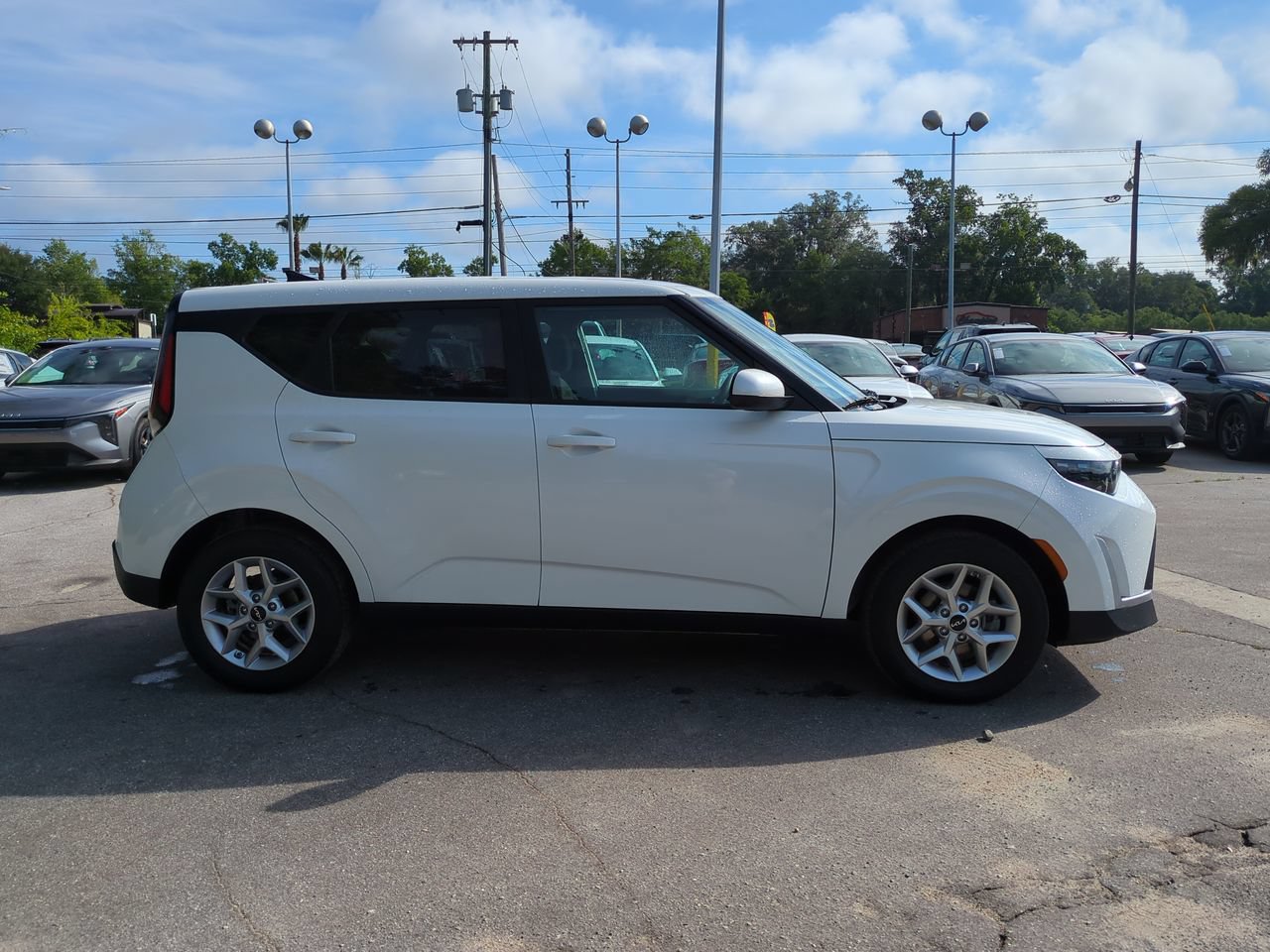 Certified 2025 Kia Soul LX w/ LX Technology Package FWD image 4
