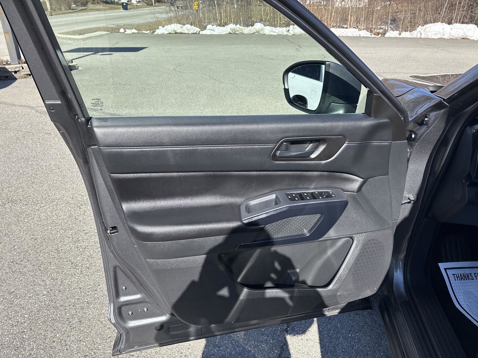 Used 2025 Nissan Pathfinder SV image 12