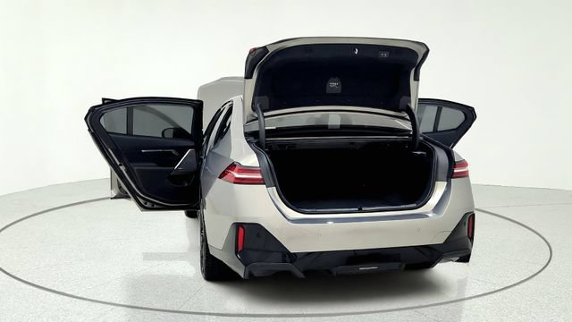 Used 2026 BMW i5 eDrive40 w/ M Sport Package RWD image 17