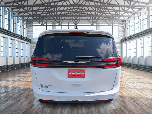 Used 2024 Chrysler Pacifica Touring-L FWD image 4